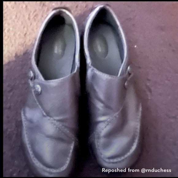 Clarks loafers.  Like New. Worn 1-2 times.  EUC. Copper/bronze color. Size 12W - Picture 4 of 6